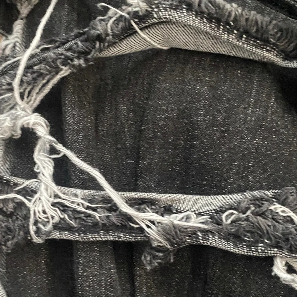 AKIRA SUPER DISTRESSED RELAXED FIT JEANS - Picture 9 of 12